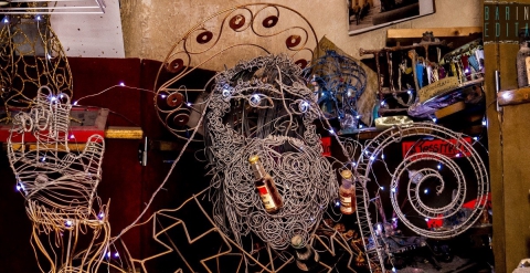 Bari, la storia di Sifol�: l'artigiano "manichinaio" che crea sculture con il fil di ferro